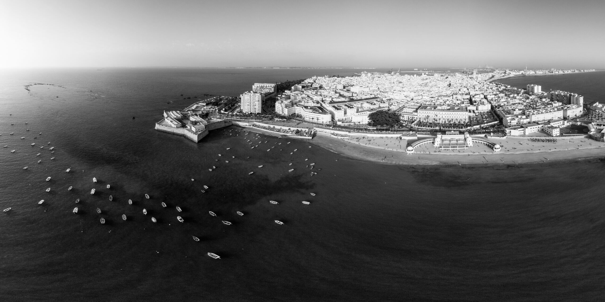 Panorama,La,Caleta,Beach,And,Santa,Catalina,Castle,From,Cadiz,