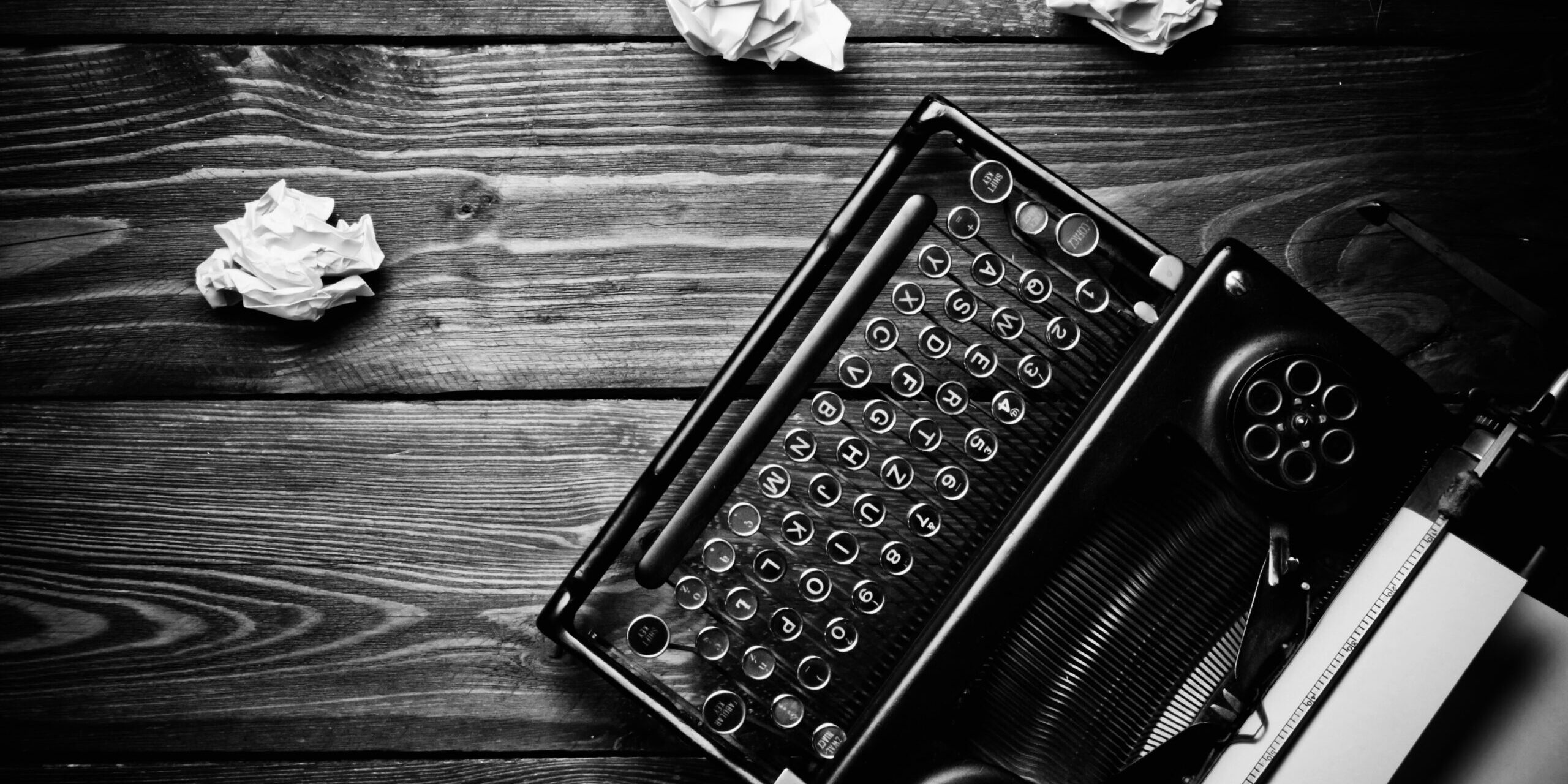 Vintage,Typewriter,And,A,Blank,Sheet,Of,Paper,,Retouching,Retro