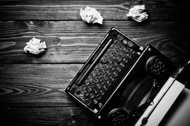 Vintage,Typewriter,And,A,Blank,Sheet,Of,Paper,,Retouching,Retro