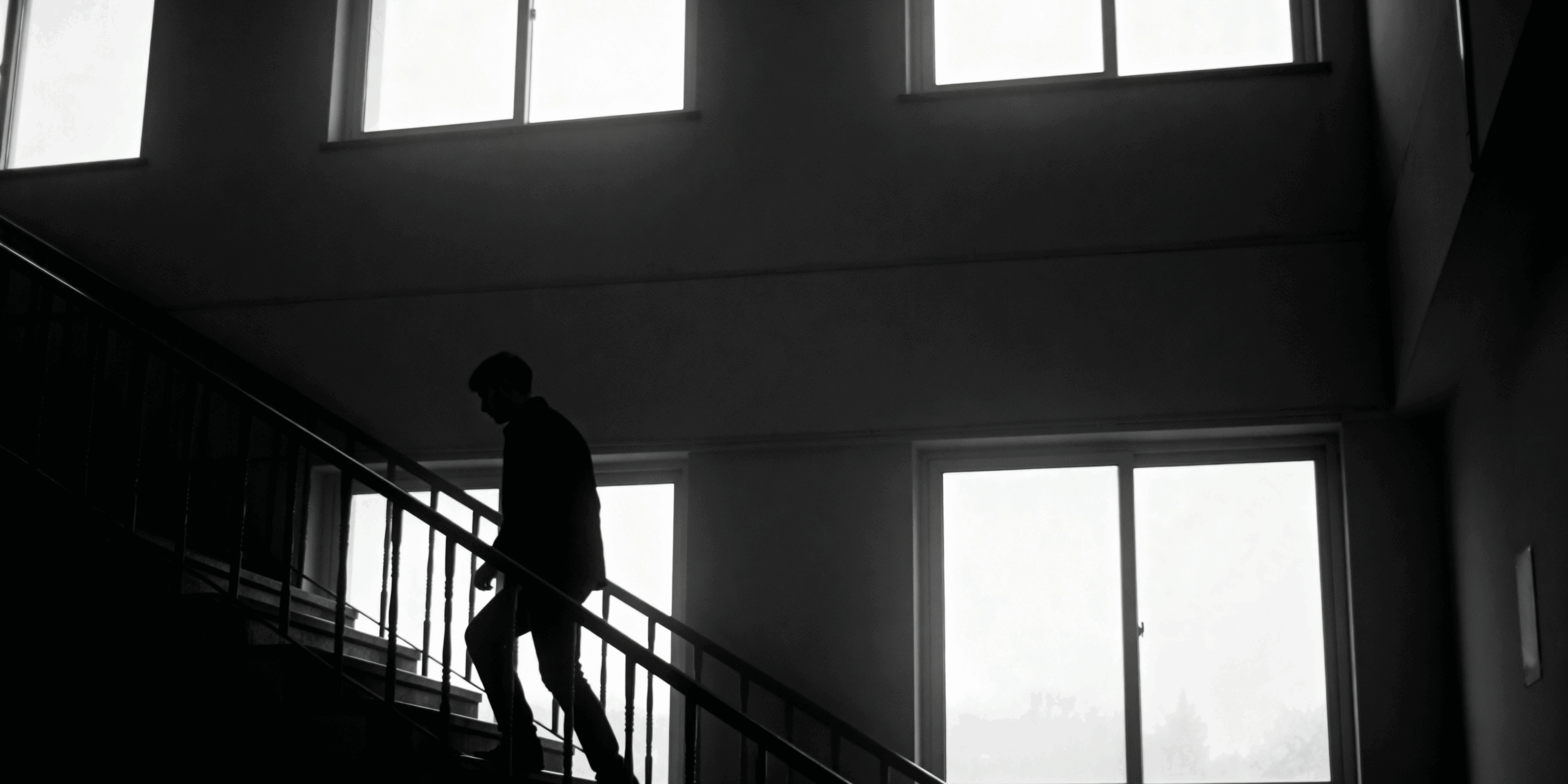 freepik__foto-blanco-y-negro-en-el-inteior-de-un-edificio-c__49711